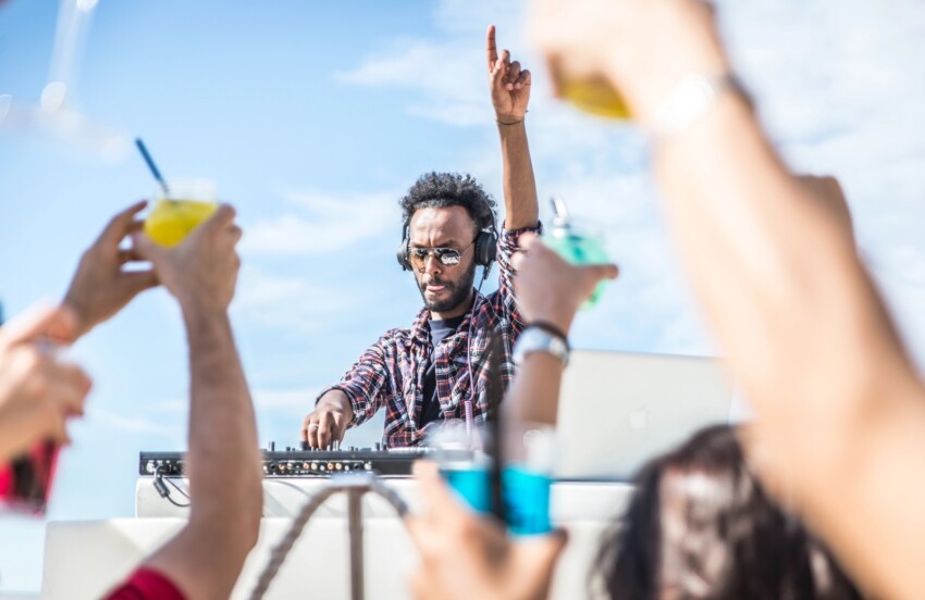 Vie nocturne à Corfou : les quartiers et les établissements recommandés